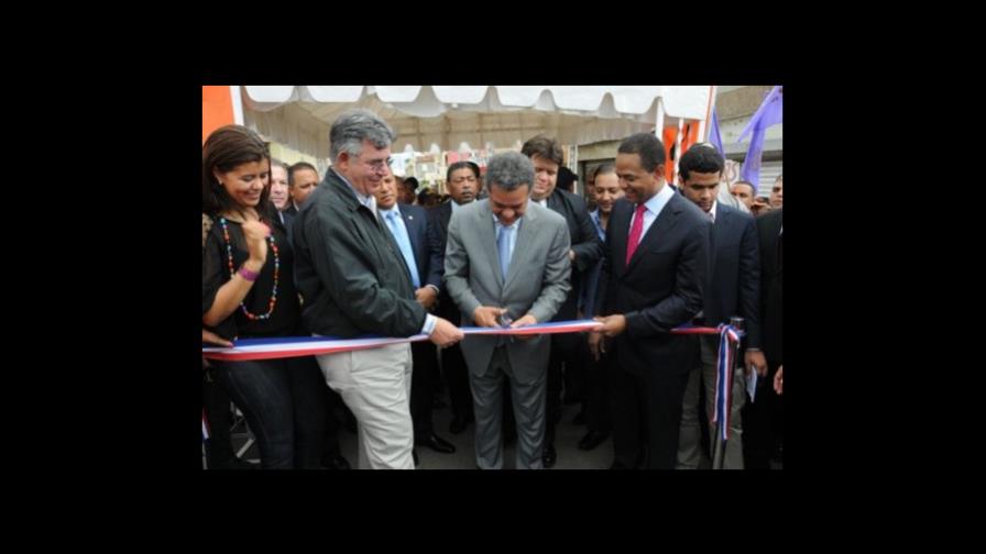 Leonel inaugura y supervisa obras en Santiago