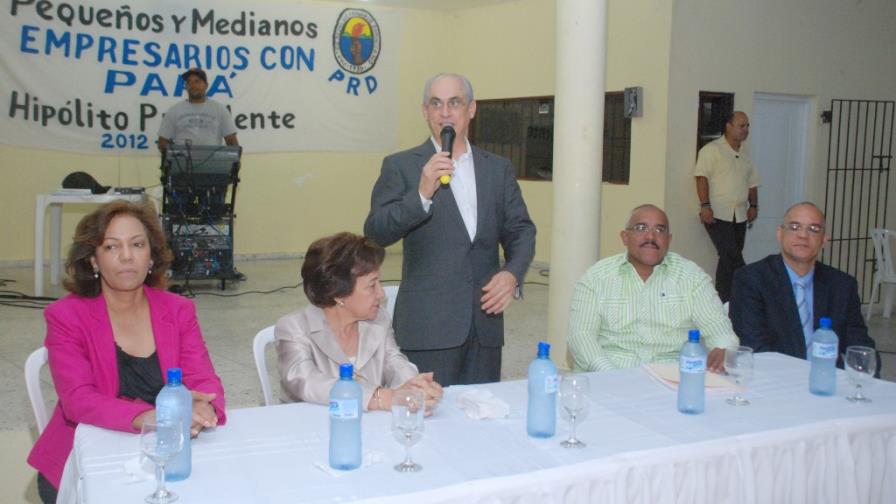 Juramentan empresarios y comerciantes con Hipólito Mejía