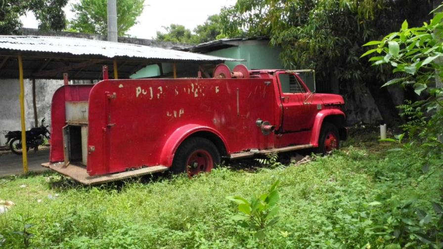 Bomberos de San Rafael del Yuma apagan fuego con latas Bomberos de San Rafael del Yuma apagan fuego con latas