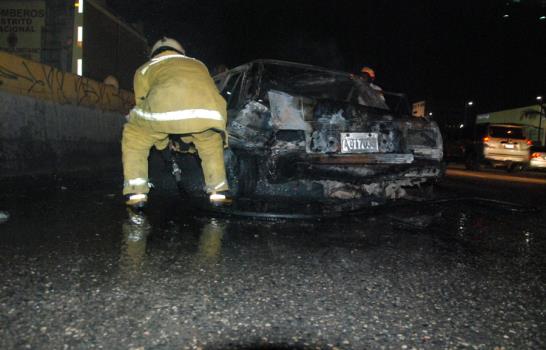 Se incendia carro de concho en la Kennedy