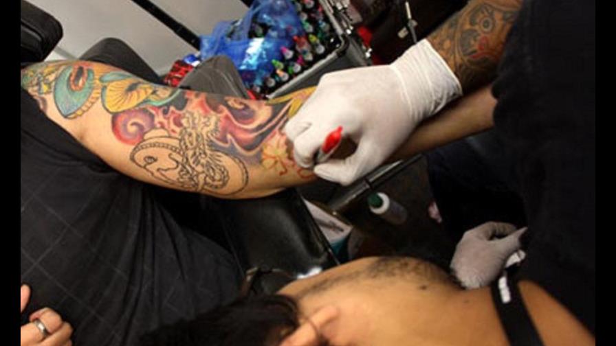 Tatuadores plasman sobre la piel el arte y la historia de México