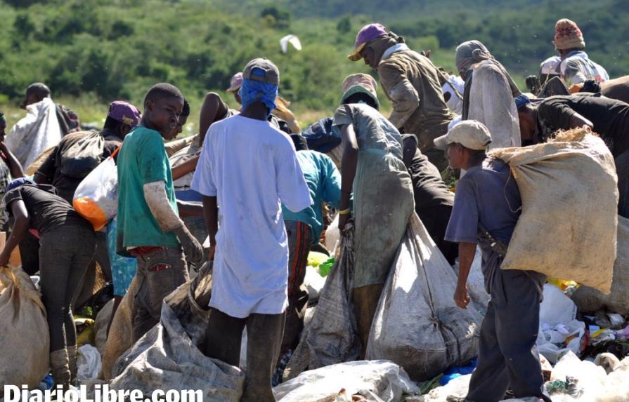 Buzos haitianos son mayoría en el basurero de Rafey