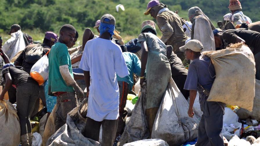 Buzos haitianos son mayoría en el basurero de Rafey Buzos haitianos son mayoría en el basurero de Rafey