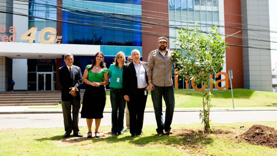Juan Luis Guerra siembra un árbol, se une a la campaña Orange