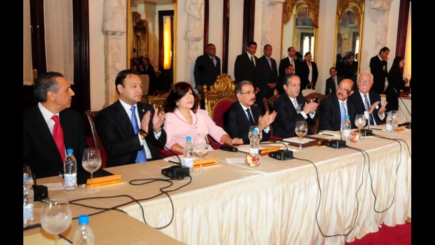El Presidente presentó a los legisladores proyecto de reforma fiscal El Presidente presentó a los legisladores proyecto de reforma fiscal