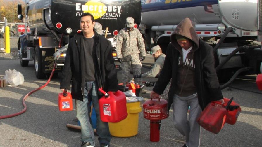 Advierten falta de gasolina en NY puede durar varios días; muertos ascienden a 42