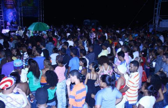 Multitud desafió la lluvia y disfrutó Festival del Merengue y Ritmos Caribeños