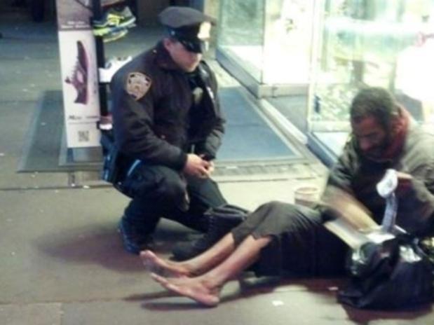 El mendigo al que un policía compró botas vuelve a andar descalzo