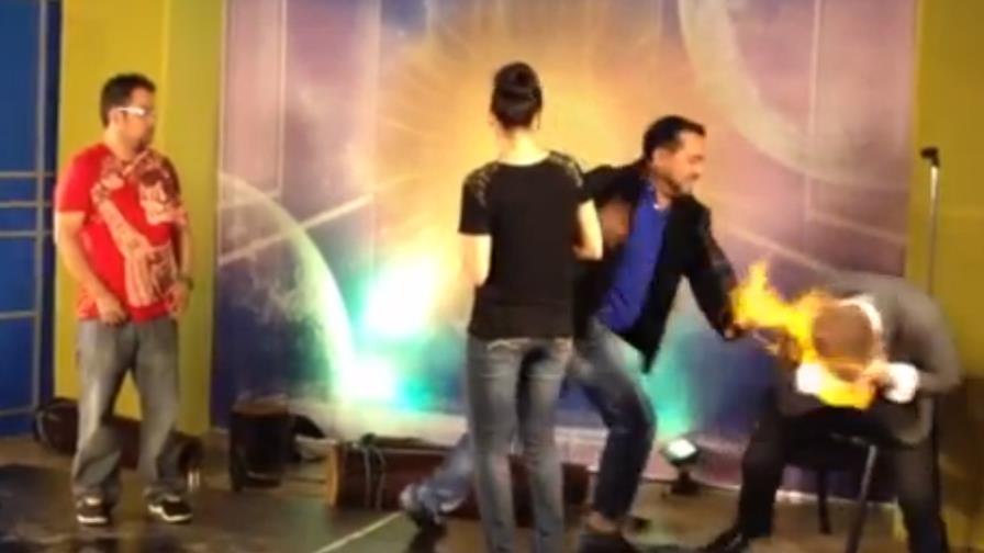 Presentador prende fuego a la cabeza del mago Houchin