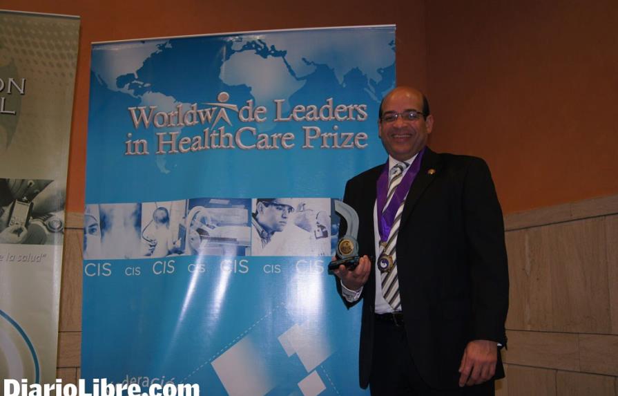 Médico dominicano recibe premio internacional