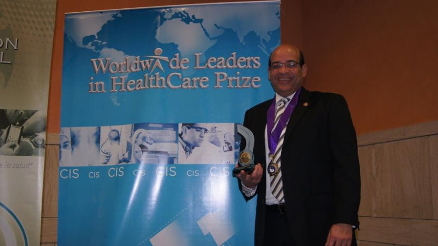Médico dominicano recibe premio internacional