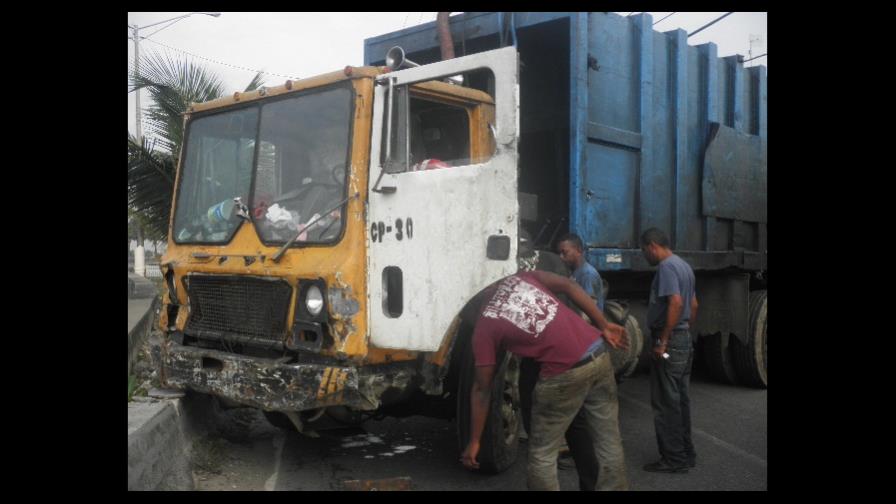 Choque de camión dificulta el tránsito en la marginal de Las Américas