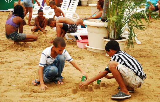 Cientos de personas disfrutan la playa artificial en el Malecón