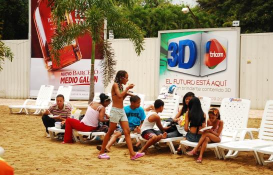 Cientos de personas disfrutan la playa artificial en el Malecón