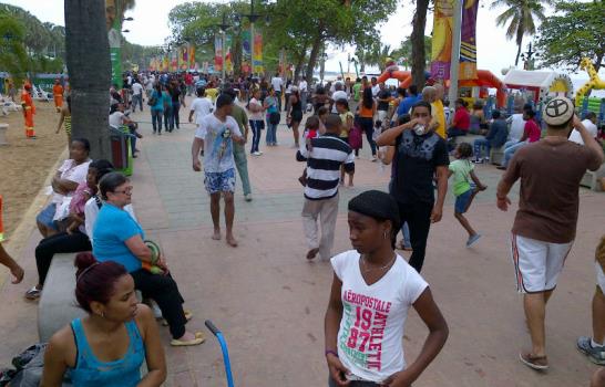 Cientos de personas disfrutan la playa artificial en el Malecón