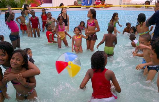 Cientos de personas disfrutan la playa artificial en el Malecón