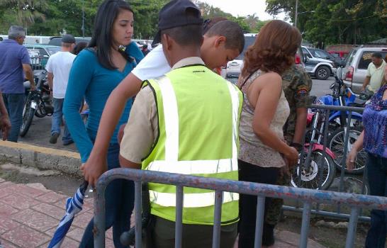 Cientos de personas disfrutan la playa artificial en el Malecón
