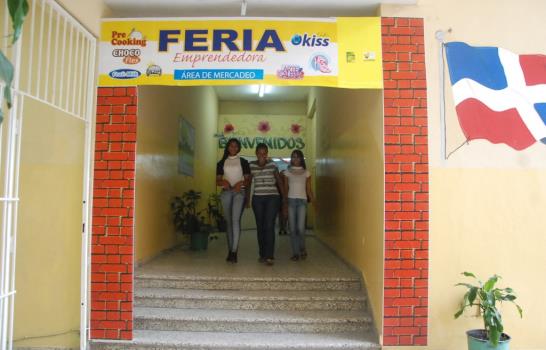Feria de jóvenes emprendedores en el Politécnico Víctor Estrella Liz