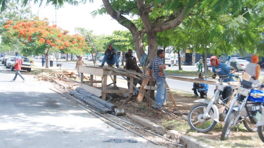 Constructora ocupa isleta central y acera en El Millón