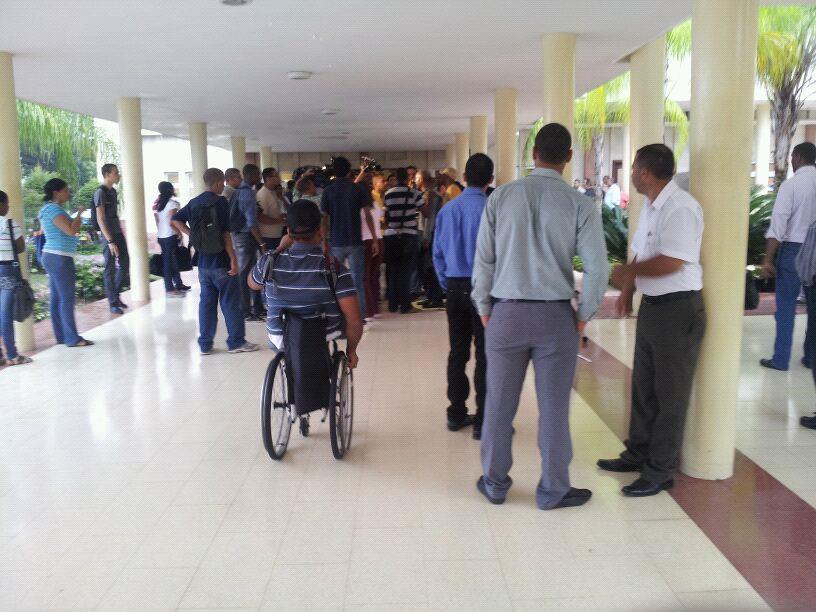 Estudiantes de la UASD protestan frente a la rectoría