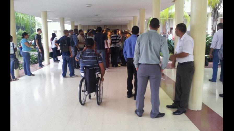 Estudiantes de la UASD protestan frente a la rectoría