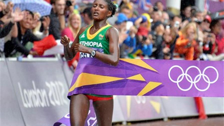 Etíope Gelana gana maratón olímpico de mujeres