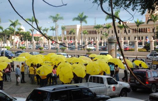 Coalición celebra frente al Palacio compromiso de Danilo con el 4%