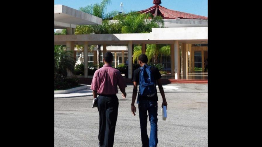 Investigan a estudiantes acusados de alterar notas