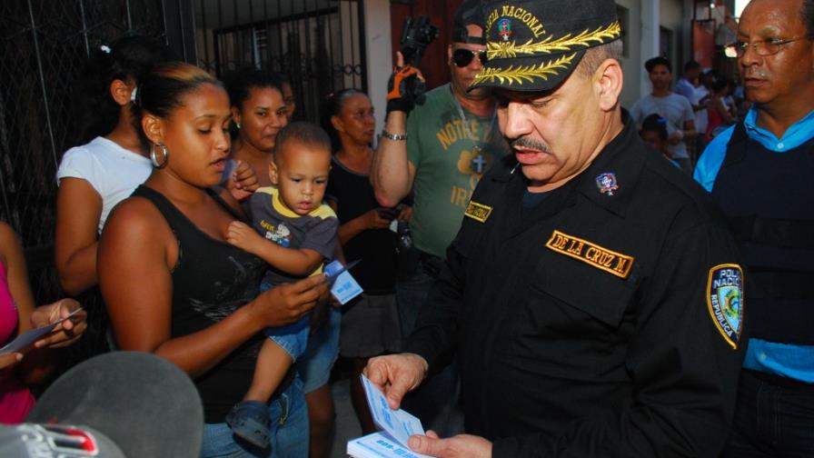 De la Cruz Martínez recorre barrios de SFM
