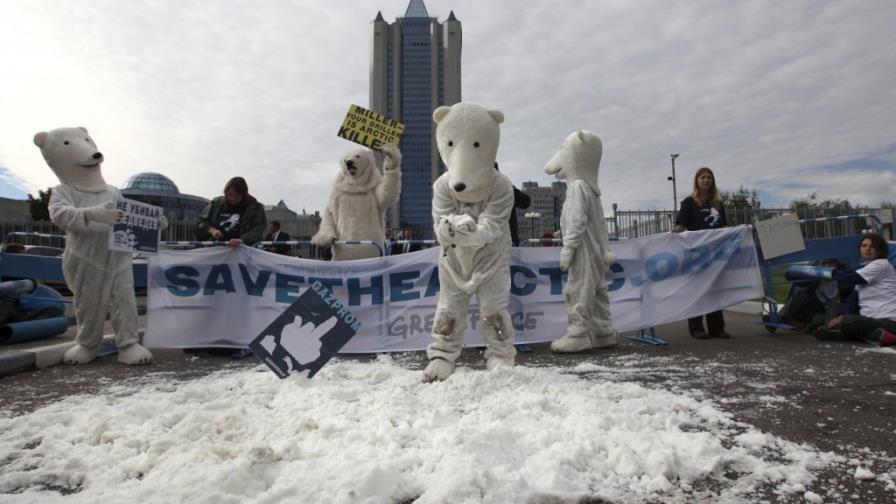 Diez activistas de Greenpeace detenidos en protesta frente a sede de Gazprom Diez activistas de Greenpeace detenidos en protesta frente a sede de Gazprom