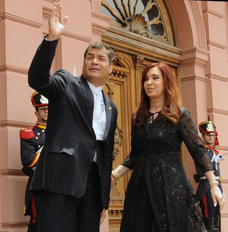 Correa premiado por comunicación popular tras cita con presidenta argentina