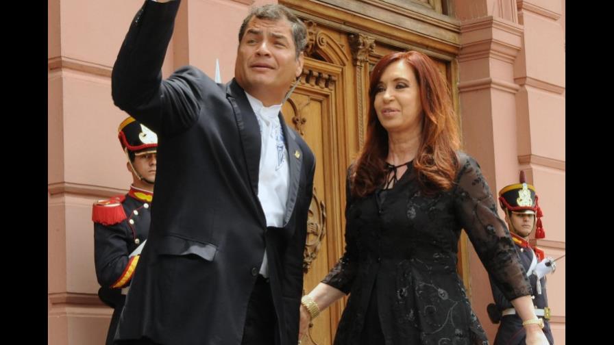 Correa premiado por comunicación popular tras cita con presidenta argentina