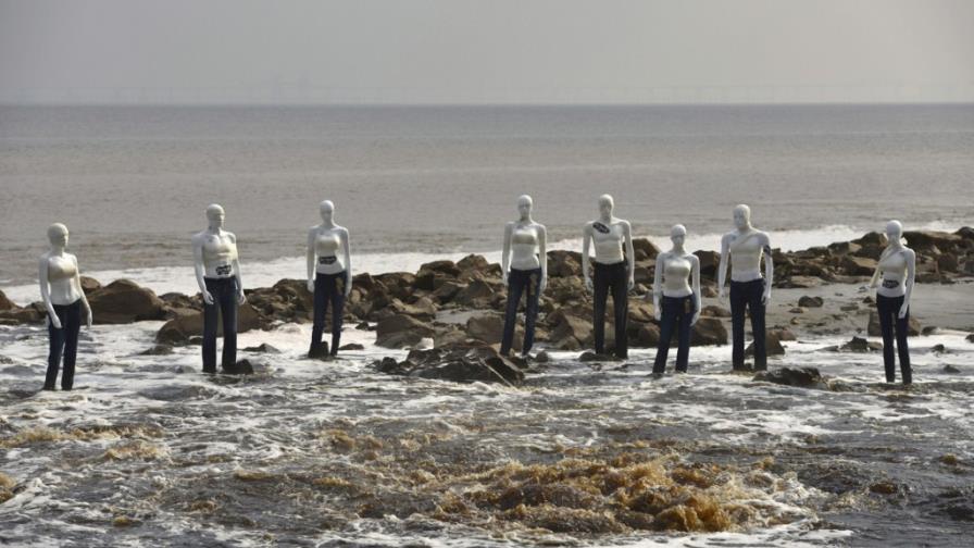 Maniquíes vigilantes de Greenpeace