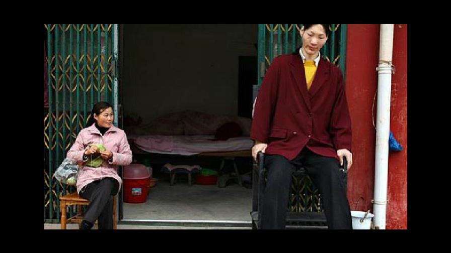 Muere en China a los 40 años la mujer más alta del mundo Muere en China a los 40 años la mujer más alta del mundo