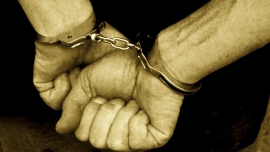Arrestan a un dominicano que ingería bolsas de cocaína en su vehículo