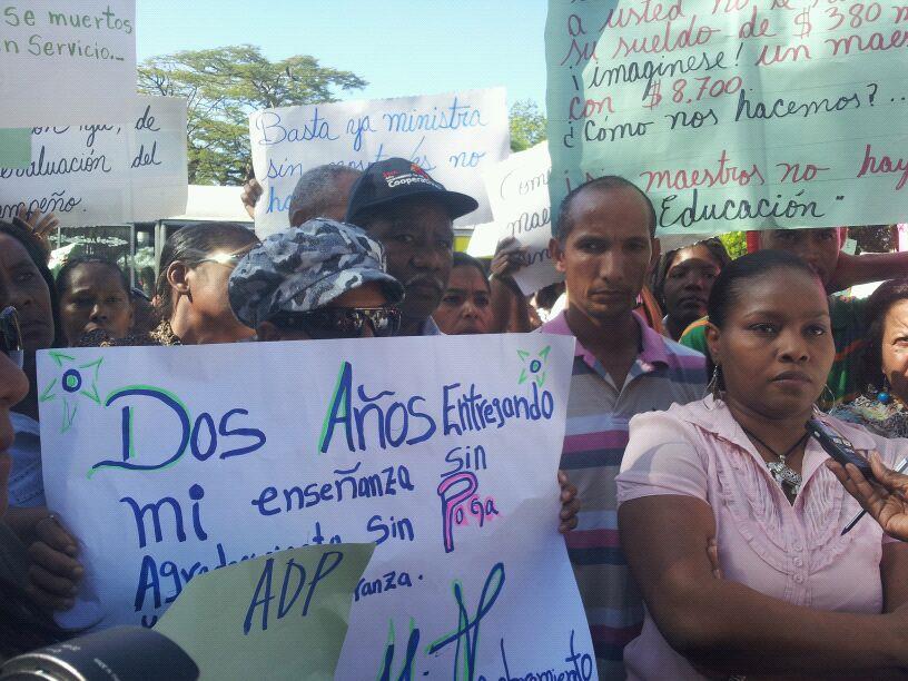 Profesores reclaman aumento de sueldo frente al Ministerio de Educación