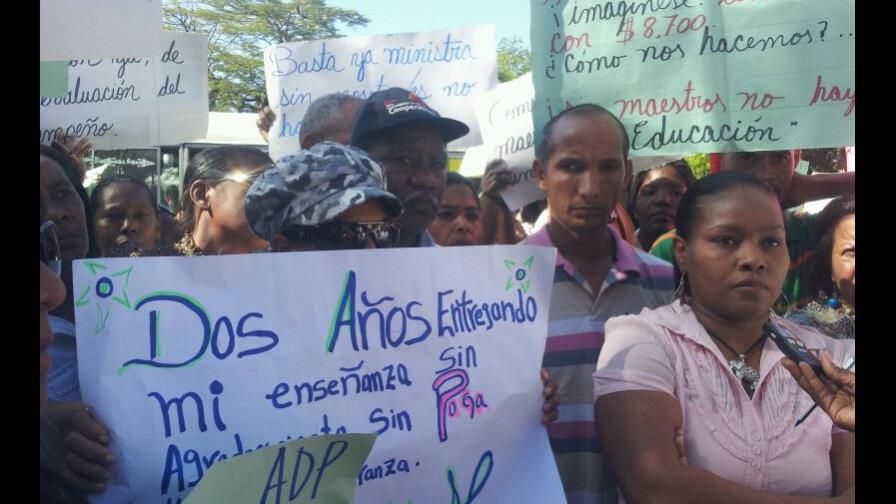 Profesores reclaman aumento de sueldo frente al Ministerio de Educación