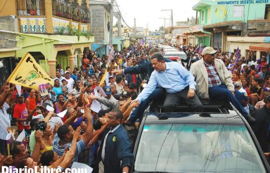 Leonel recorre barrios de Santo Domingo Este