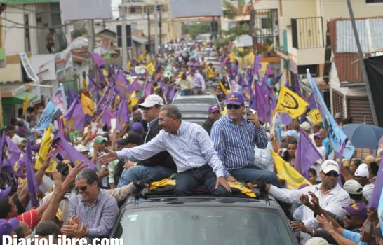 Leonel recorre barrios de Santo Domingo Este