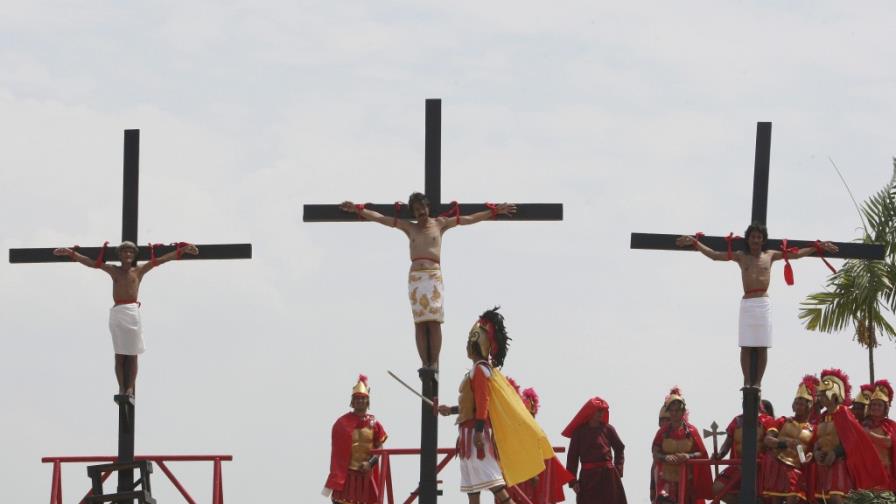 Una treintena de filipinos se crucifican por el Viernes Santo