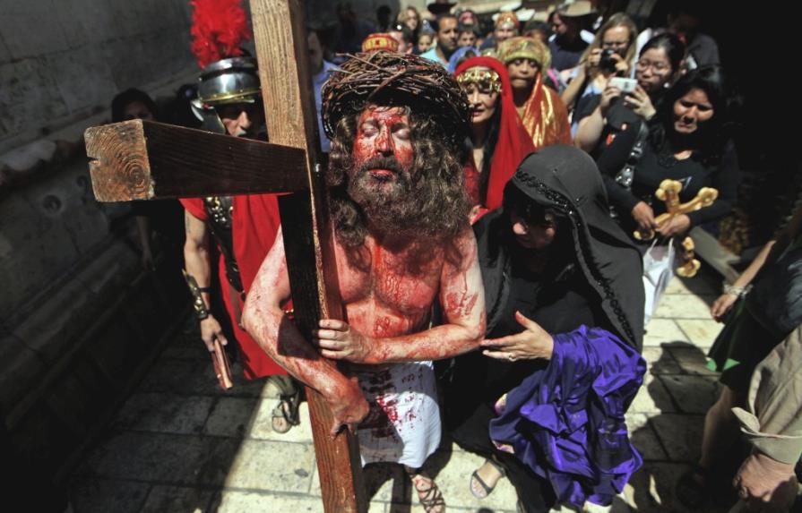 El Vía Crucis inunda de peregrinos las calles de Jerusalén