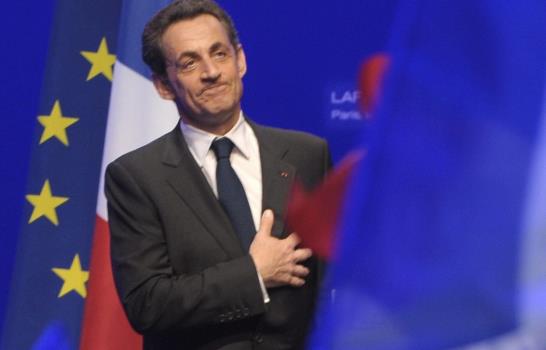 Sarkozy admite derrota y desea suerte a Hollande