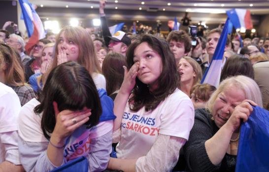 Sarkozy admite derrota y desea suerte a Hollande