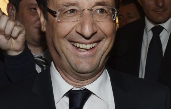 Sarkozy admite derrota y desea suerte a Hollande