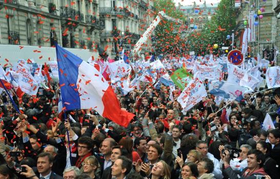 Hollande vence a Sarkozy, el último derrotado por la crisis en Europa Hollande vence a Sarkozy, el último derrotado por la crisis en Europa