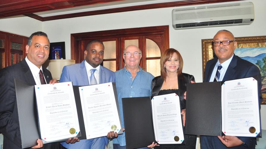 Diputados de ultramar electos llevan certificados a Hipólito