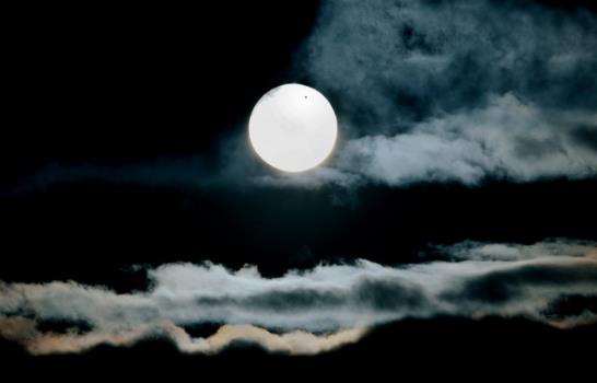 Venus visto desde Santo Domingo en su tránsito por el Sol Venus visto desde Santo Domingo en su tránsito por el Sol