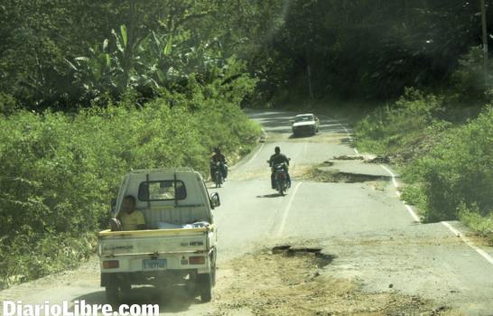 Carretera se hunde por falla
