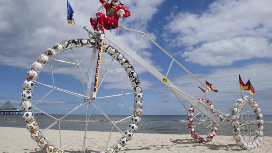 Triciclo gigante con cien balones