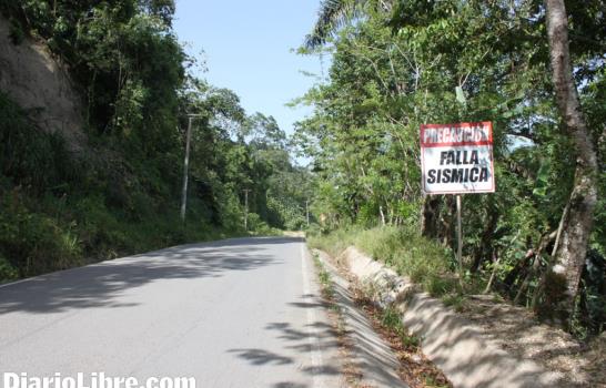 Carretera se hunde por falla